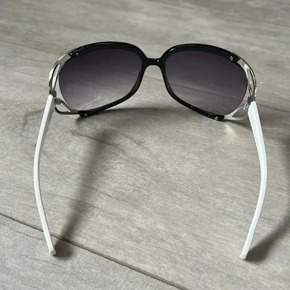 JESSICA SIMPSON NWOT Oversized Sunglasses Black White Silver. - Picture 7 of 7